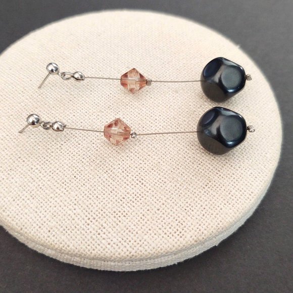 Pale cognac and black bead dangle earrings - Picture 6 of 9